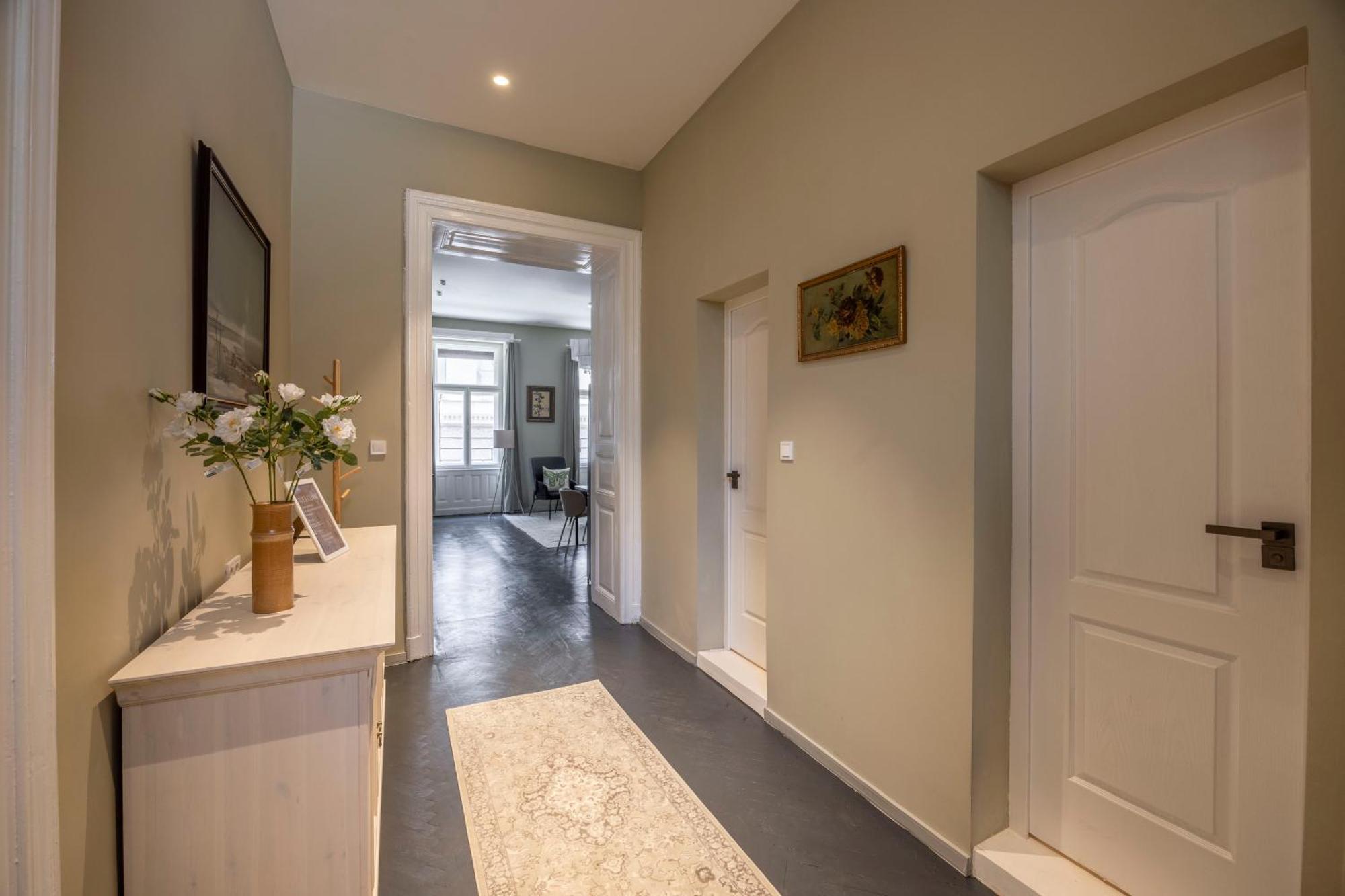 Charming Art Deco Style Apartment In The Heart Of Будапеща Екстериор снимка